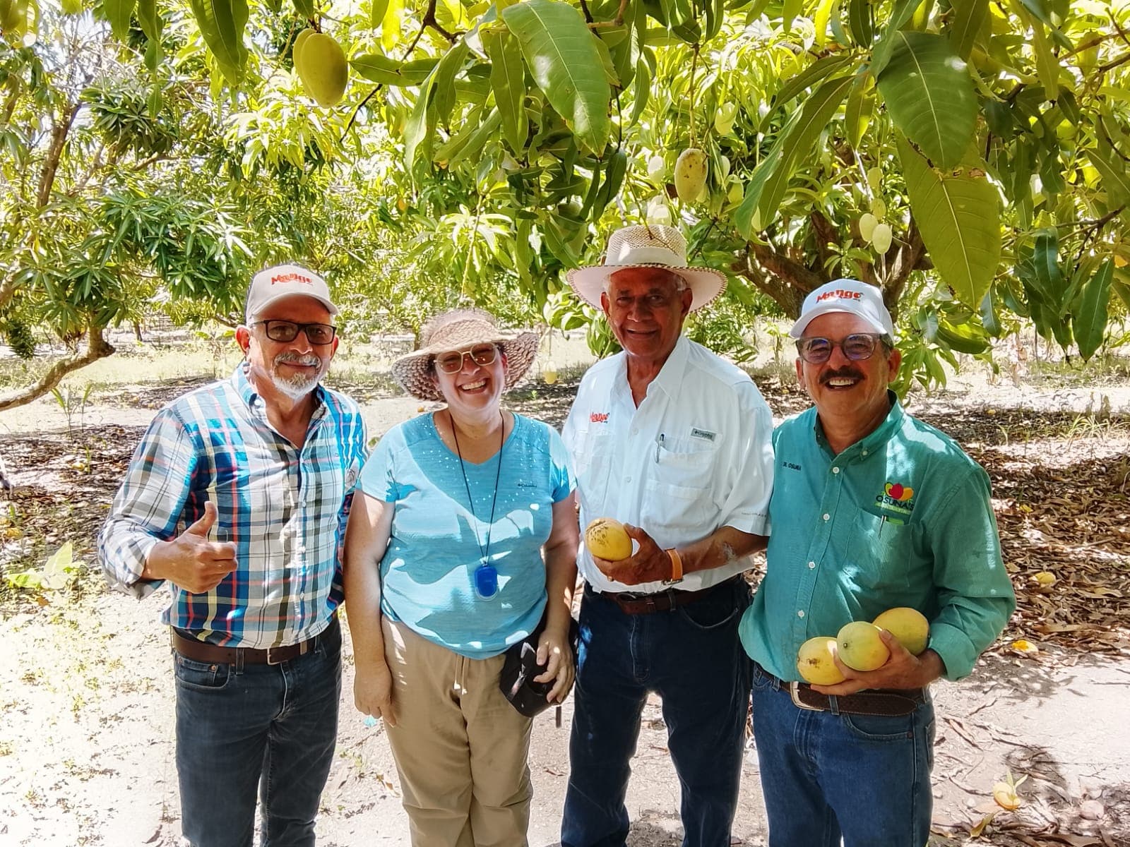 Con técnicos del Mango Board en Baní