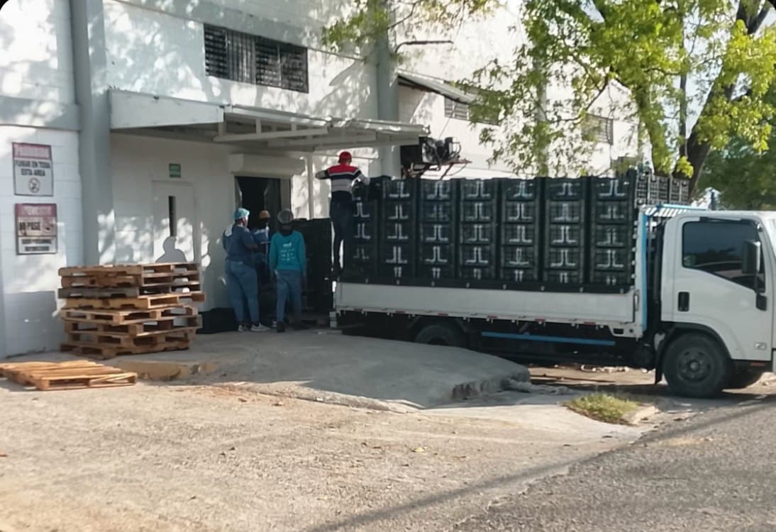 Camión cargado con cajas J.L.A.T.A